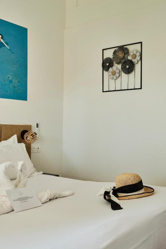Double or Twin Room with City View image 4