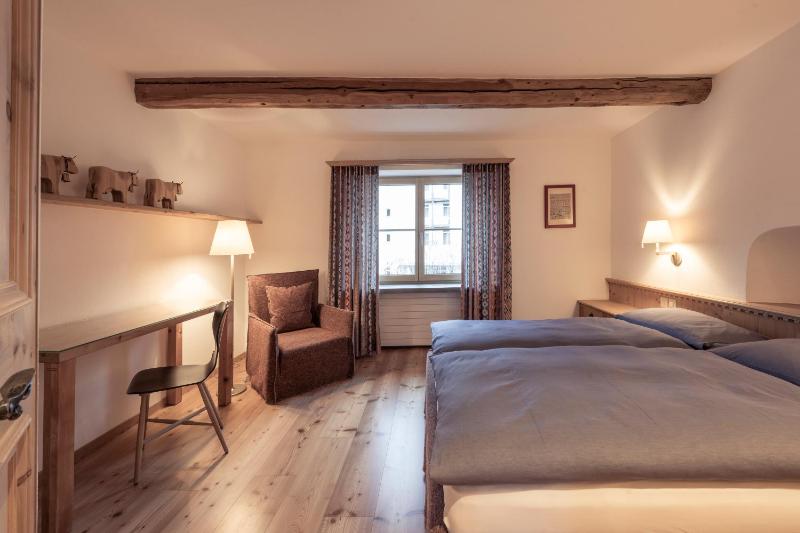 Standard Double Room image 4