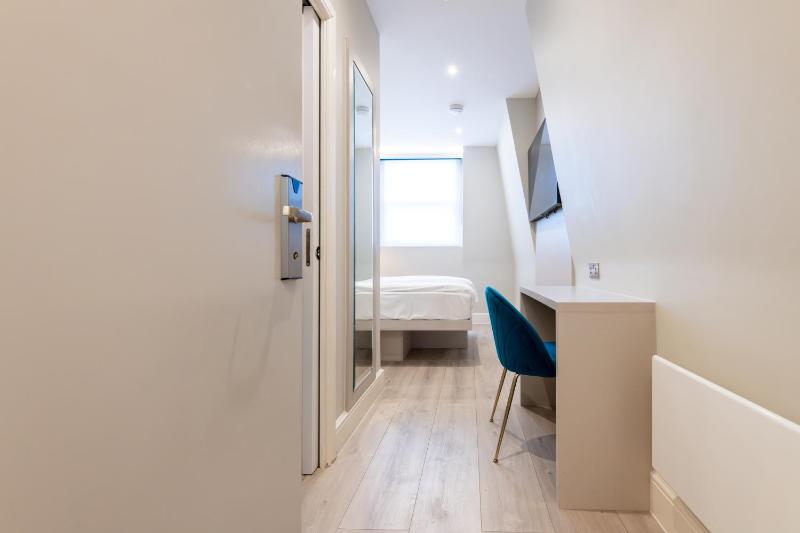 Double Room image 3