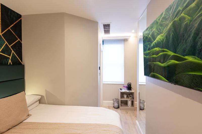 Small Double Room image 2
