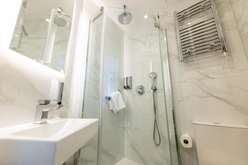 Small Double Room image 3