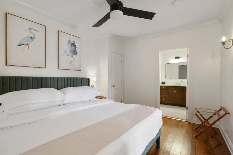 Deluxe King Room image 3