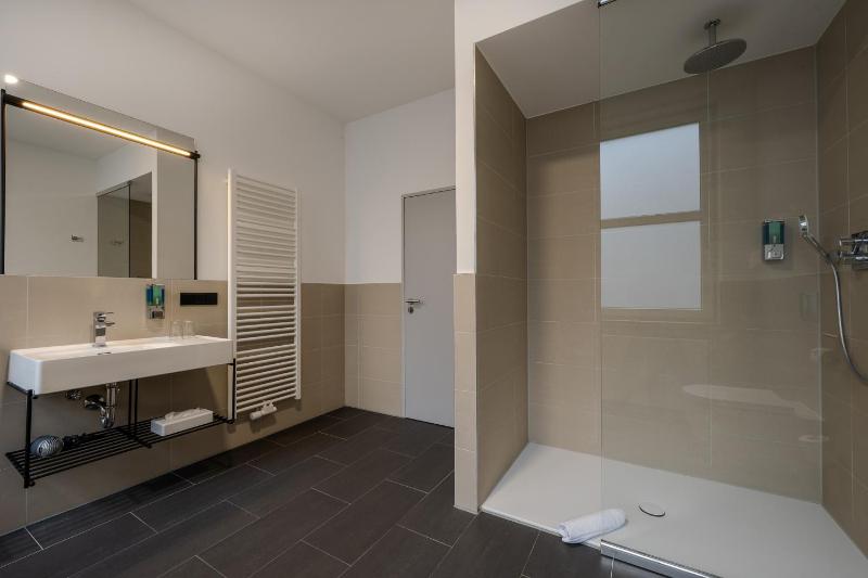 Superior King Room image 4