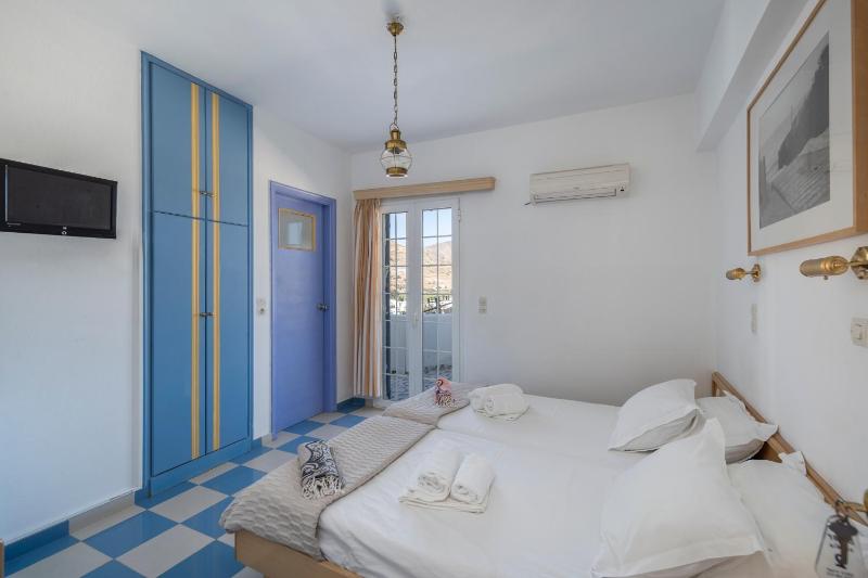 Standard Twin Room with Sea View image 4