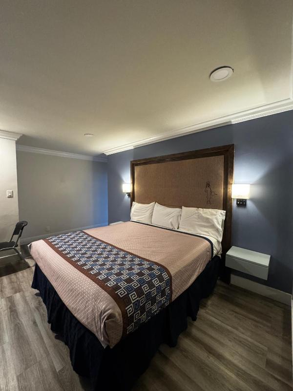 King Room - Non-Smoking image 2