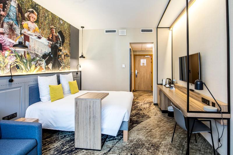 Privilege Room with One Double Bed and One Single Bed image 1