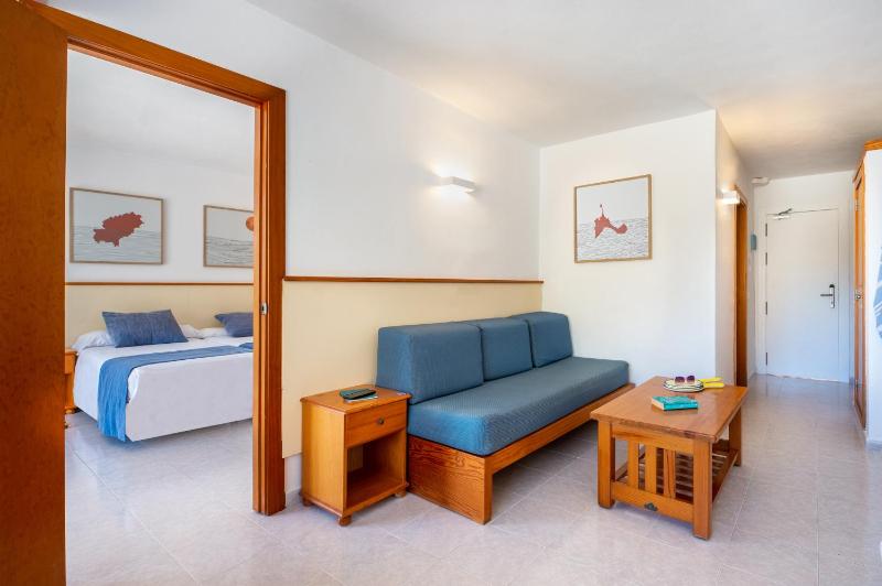 One-Bedroom Apartment with Lateral Sea View image 4