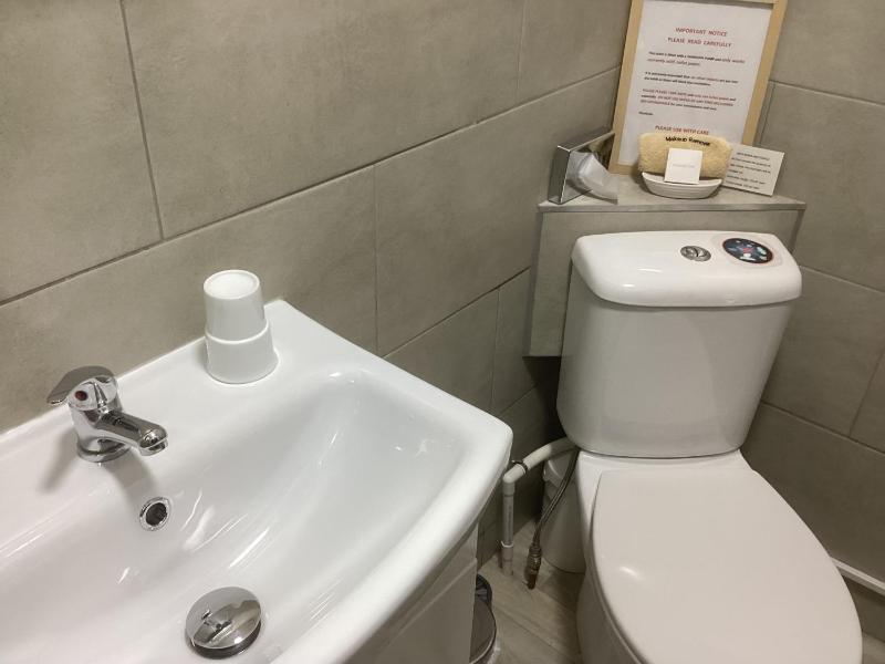 Deluxe Double Room with Shower image 3