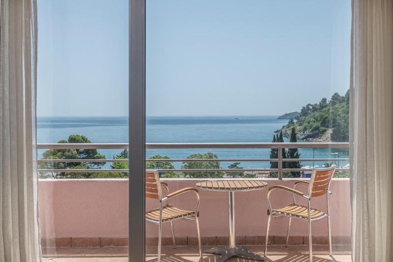 Double or Twin Room with Sea View image 4