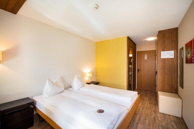 Standard Double Room image 3