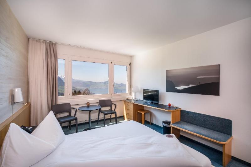 Double Room with Lake View image 4