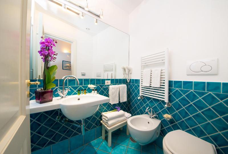 Superior Double Room with Partial Sea View and Terrace image 4