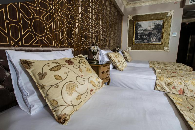 Deluxe Triple Room with Sea View image 4