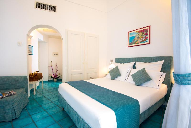 Superior Double Room with Partial Sea View and Terrace image 2