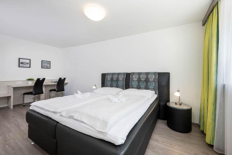 Double Room with Garden View image 4