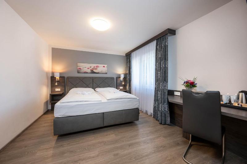 Double Room with Garden View image 3