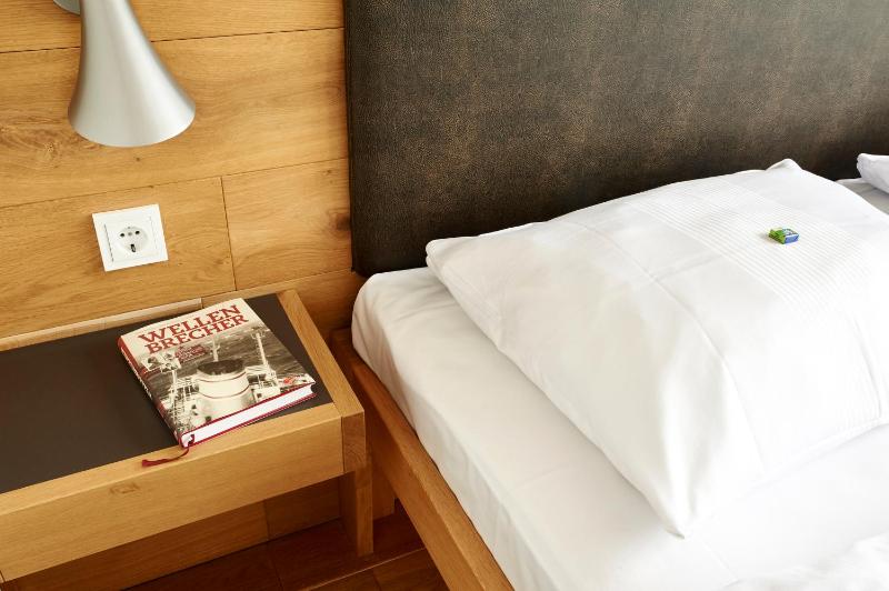 Double Room with Sea View image 2