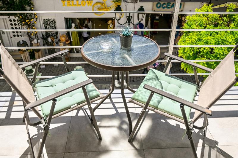 Deluxe Double Room with Balcony image 3