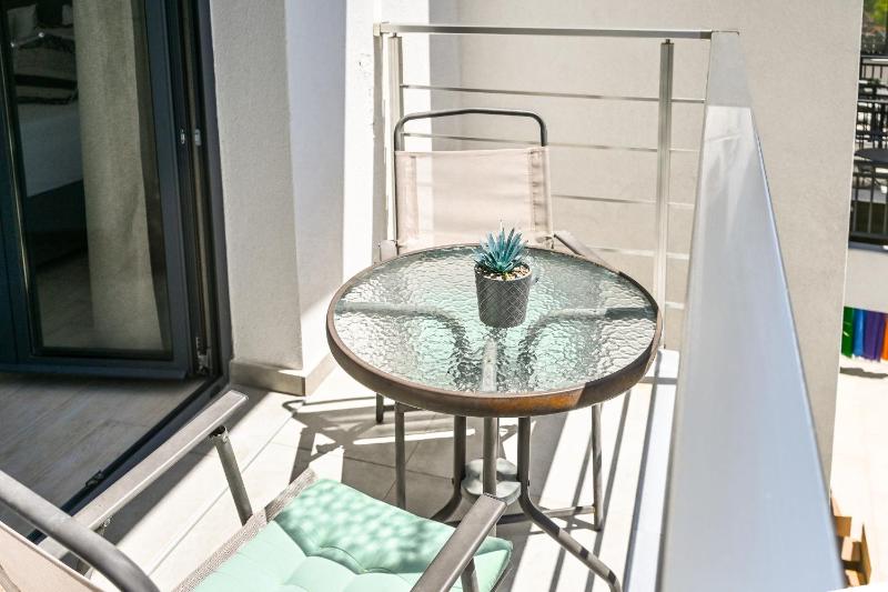 Deluxe Double Room with Balcony image 4