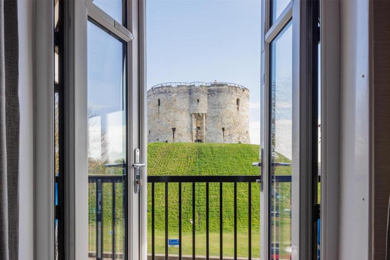 Double guest room with balcony and Tower view image 1