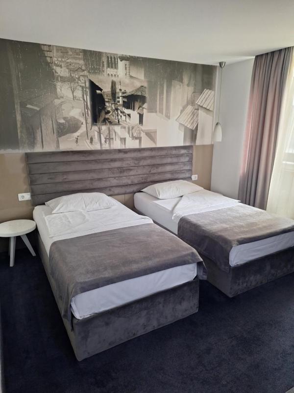 Standard Twin Room image 4