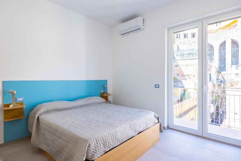 Brombeis Double Bedroom by NapoliApartments - image 1