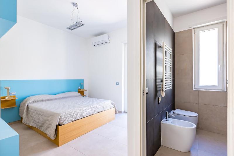 Brombeis Double Bedroom by NapoliApartments - image 2