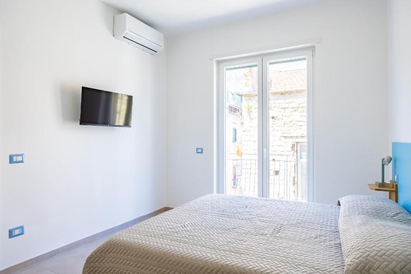 Brombeis Double Bedroom by NapoliApartments - image 5