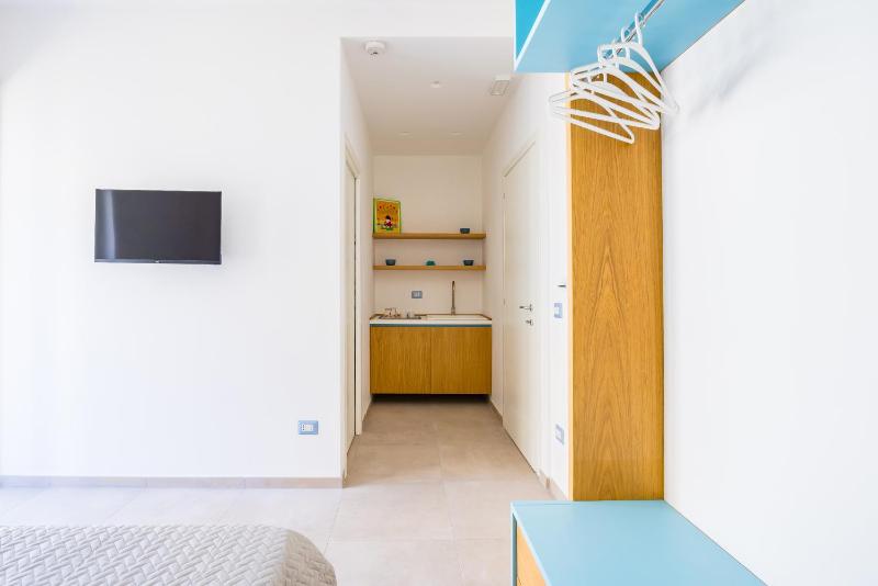 Brombeis Double Bedroom by NapoliApartments - image 11