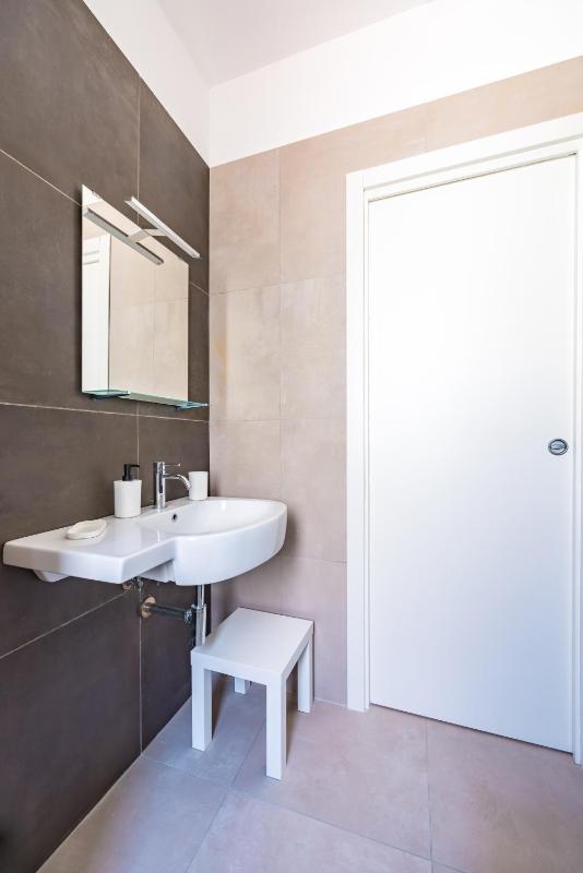 Brombeis Double Bedroom by NapoliApartments - image 8