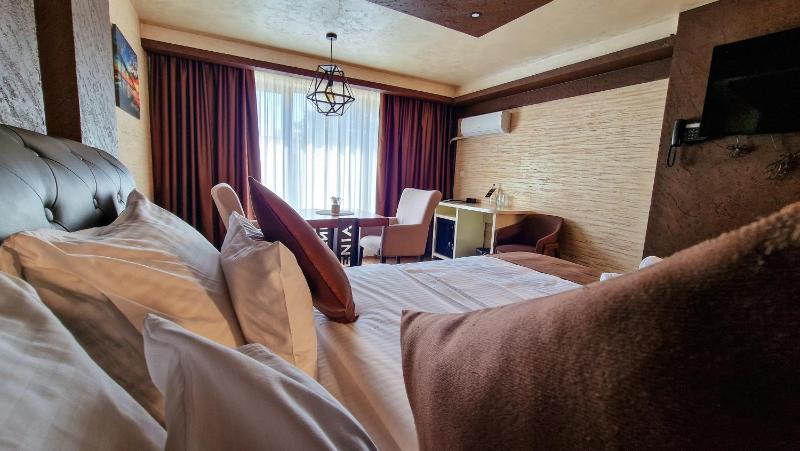 King Room with Spa Bath image 3