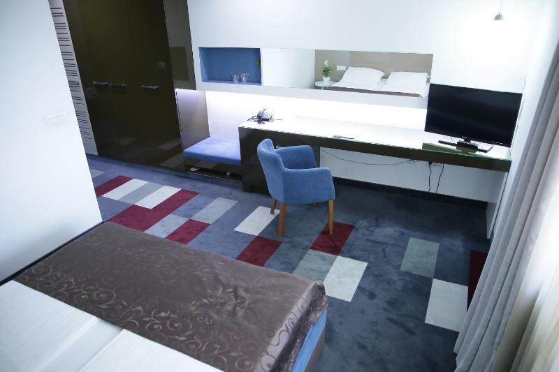 Standard Double Room image 3
