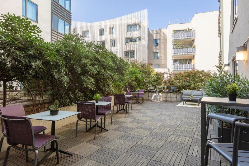 Deluxe Double Room with Balcony image 4