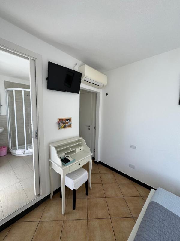 Double Room with Sea View image 4