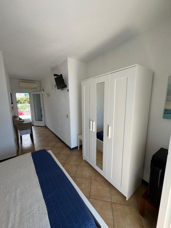 Double Room with Balcony and Sea View image 4