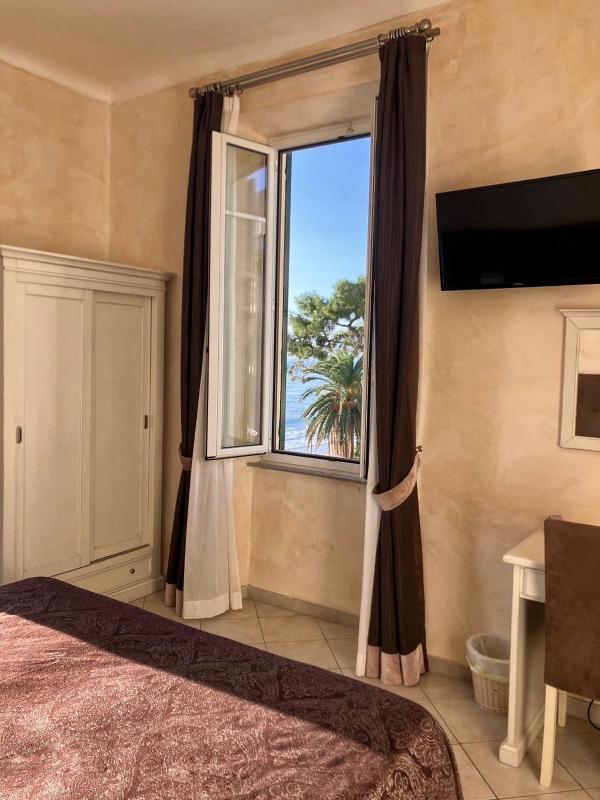 Double Room with Sea View and Balcony image 3