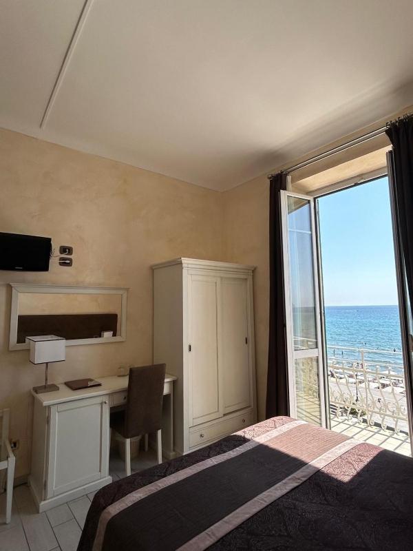 Double Room with Sea View and Balcony image 2