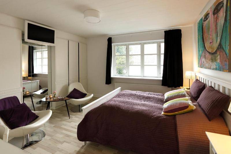 Double or Twin Room image 4