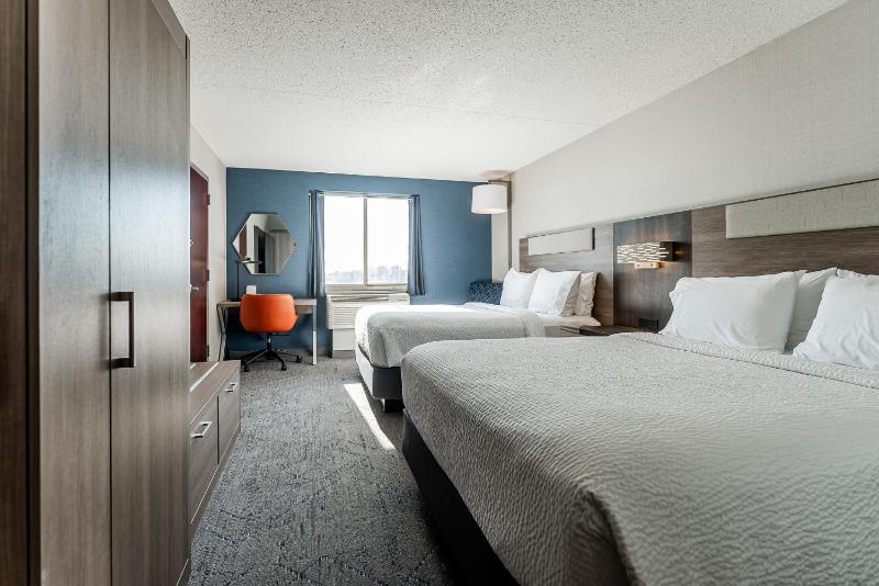 Standard Queen Room with River View image 3