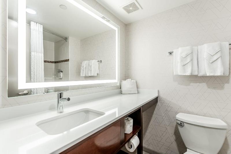 Standard King Room with River View image 3