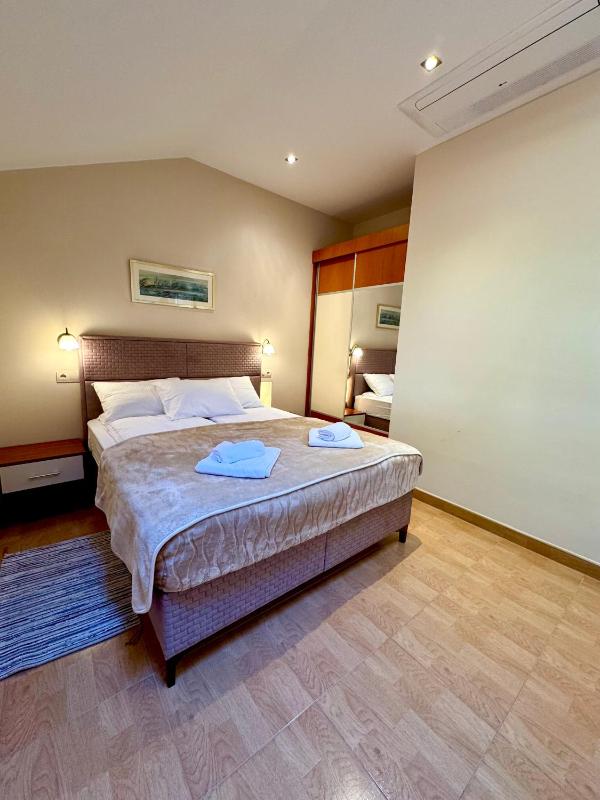 One-Bedroom Apartment with Balcony and Sea View image 1