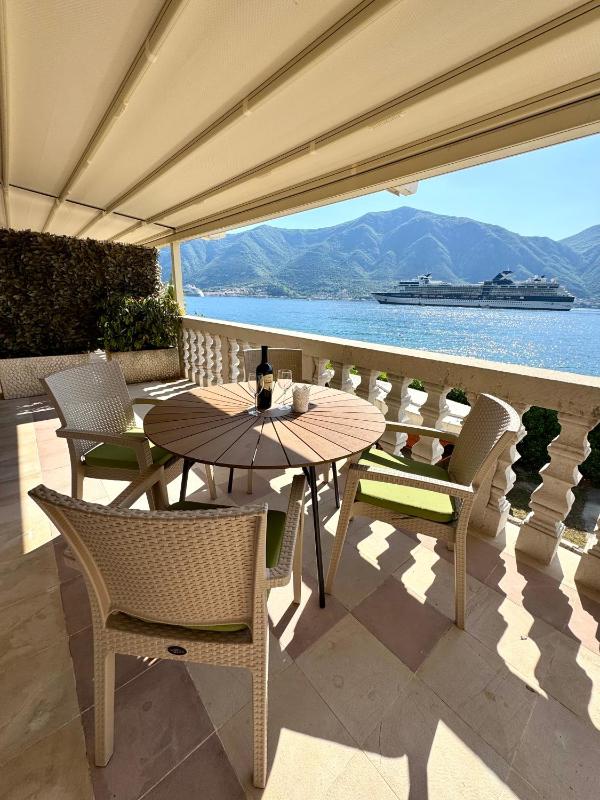 One-Bedroom Apartment with Balcony and Sea View image 4