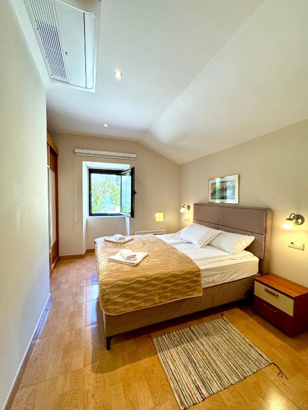 One-Bedroom Apartment with Balcony and Sea View image 3