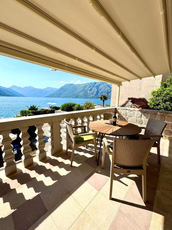 One-Bedroom Apartment with Balcony and Sea View image 2