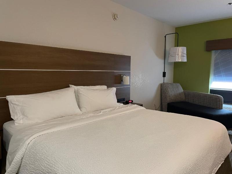 Standard King Room image 2