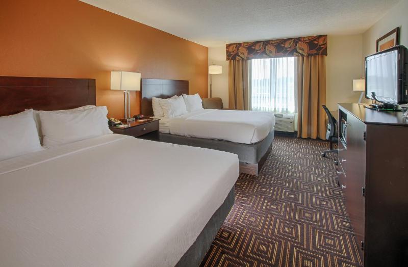 Standard Queen Room with Two Queen Beds image 2