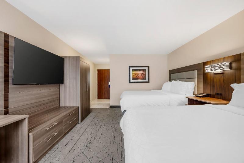 Standard Room with Two Queen Beds image 4