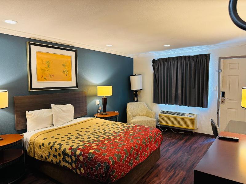 Queen Room - Non-Smoking image 3