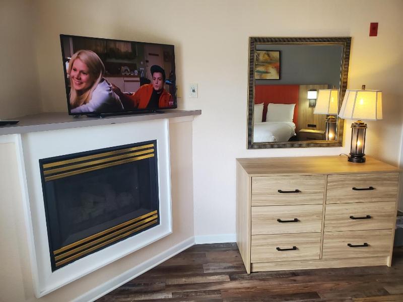 Suite with King Bed, Fireplace image 3