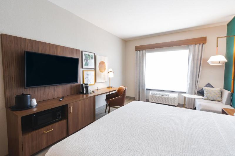 Standard King Room image 2